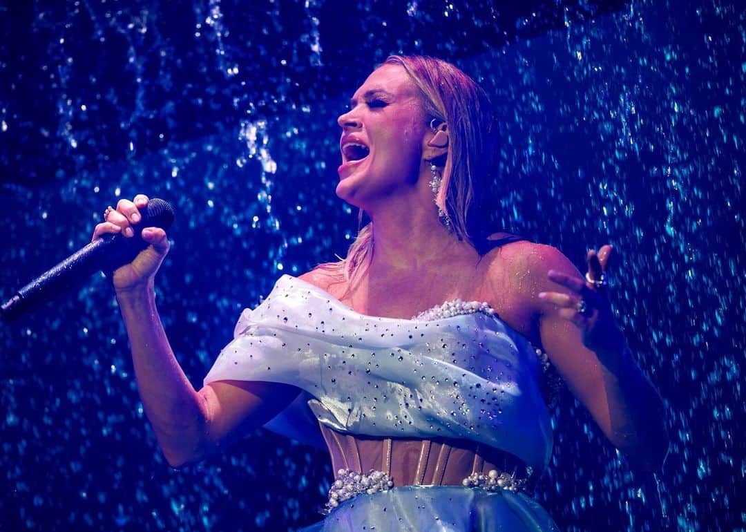 キャリー・アンダーウッドさんのインスタグラム写真 - (キャリー・アンダーウッドInstagram)「What a fantastic Friday night!!! Thanks, everyone, for coming out!!! One more show tonight until September…Thanks, @resortsworldlv for letting us have some fun! ❤️❤️❤️ #Reflection #Vegas 📸: @jeffjohnsonimages」7月2日 1時16分 - carrieunderwood