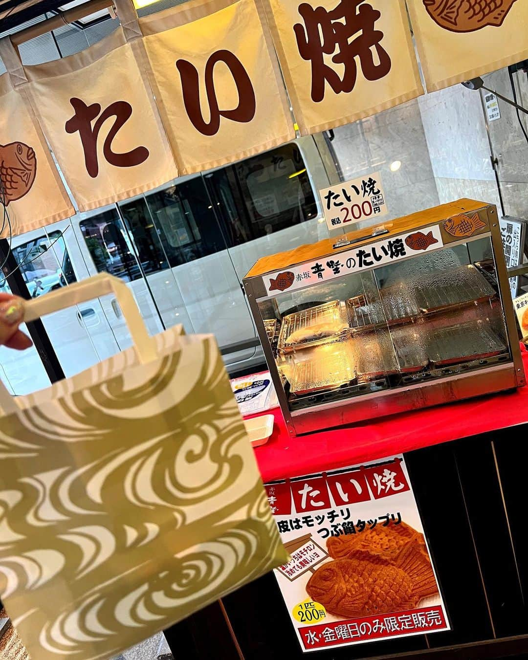 May’nさんのインスタグラム写真 - (May’nInstagram)「鯛使 at 赤坂青野。  和菓子店の老舗、赤坂青野の赤坂本店と赤坂見附店では水曜金曜のみたい焼きが販売されます✨  和菓子屋さんらしい丁寧な包みが高級感ありつつ、お値段はそんなに高くないのも素敵ε°)#))３  小豆の上品さに加え、生地もしっとりもっちり。 限定販売ということもあり、早めの時間にいかないとほとんど売り切れてしまうので事前に電話するのがおすすめ。電話で取り置きもできるよ🙆‍♀️(1尾でもしてもらえます)  いつも割と遅くに滑り込みで買ってるので、出来立てのタイミングに出会えてないんだけど、、、おうちでゆっくり食べるたい焼きもいいねε°)#))３  といいつつ、おうちだとたい焼きを狙いに来る子がいますね...🐈‍⬛  #たい焼き #鯛使 #たい焼き親善鯛使 #赤坂スイーツ #赤坂 #赤坂見附 #赤坂青野」7月2日 1時10分 - mayn1021