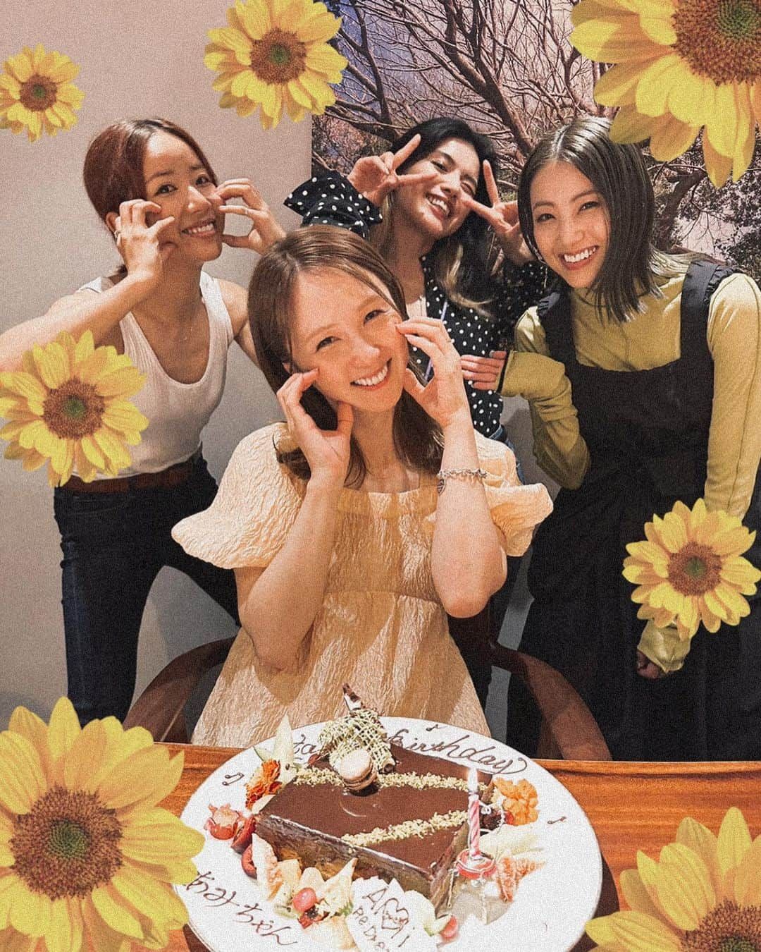 Erieのインスタグラム：「🎂 先日Amiの遅めの誕生日をお祝い🥂 長テーブルを囲んで、 美味しいお料理を食べて、 大人なお誕生日会🍽 @asterisco.tokyo 📍  よく笑って幸せでした🍃 Amiお誕生日おめでとう🤍」