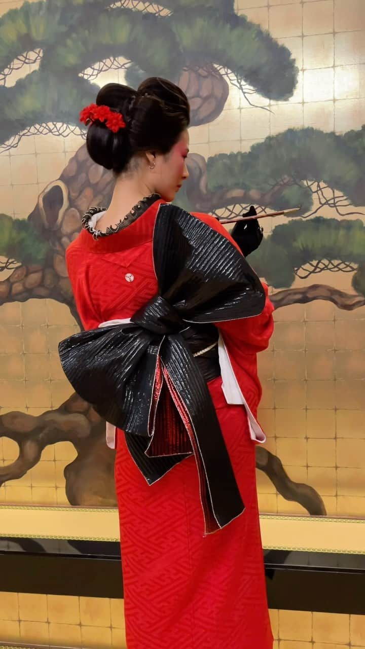 Anji SALZのインスタグラム：「Love it when ideas come together 🥰 This simple red silk kimono looks so dashing with all the items added / including the @rumirockstore heko obi which is great for freestyle obi ties.  You can book me for styling consultation / photo shoots / tours ❤️  思い通りにスタイリングは絵になると嬉しいですよね。 撮影のときのオフショット💫 @rumirockstore のへこ帯でフリースタイルの帯結びも楽しい❤️  スタイリングのコンサル、撮影のディレクション、着物ツアーの依頼はDM又はホームページからお願いします。  ※海外向けの撮影で下駄で畳を踏んですみません💦綺麗なもので撮影スタジオなので、アートビジュアルとして許してください🫣😂  Photo: @sputnik.sweet.heart  Hair: @maria_nova  Makeup: @annush_cat  Model: @ai__love__  Styling: SALZ Tokyo Retouch: @tais.retouch   #kimono #japanesekimono #editorial #kimonofashion #photoshoot #着物 #着物撮影 #和装 #着物スタイリスト #kimonostylist #behindthescenes #tokyofashion #tokyostyle #kimonostyle #kimonolove #salztokyo #salzkimono #silkkimono #rumirock #ルミロック #着物コーディネート #着物コーデ」