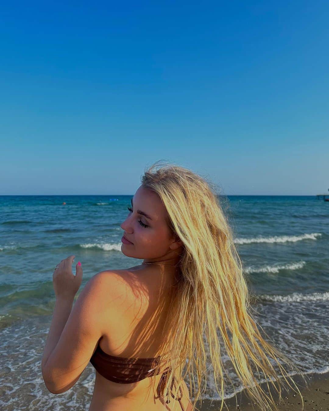 アリサ・フェディチキナさんのインスタグラム写真 - (アリサ・フェディチキナInstagram)「Happy here 🩵🐳🏊🏽‍♀️🍫☀️ • • • #cyprus #famagusta #vacation #summer」7月2日 1時28分 - alisa_fedichkina