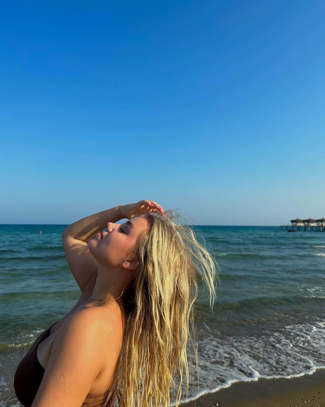 アリサ・フェディチキナのインスタグラム：「Happy here 🩵🐳🏊🏽‍♀️🍫☀️ • • • #cyprus #famagusta #vacation #summer」