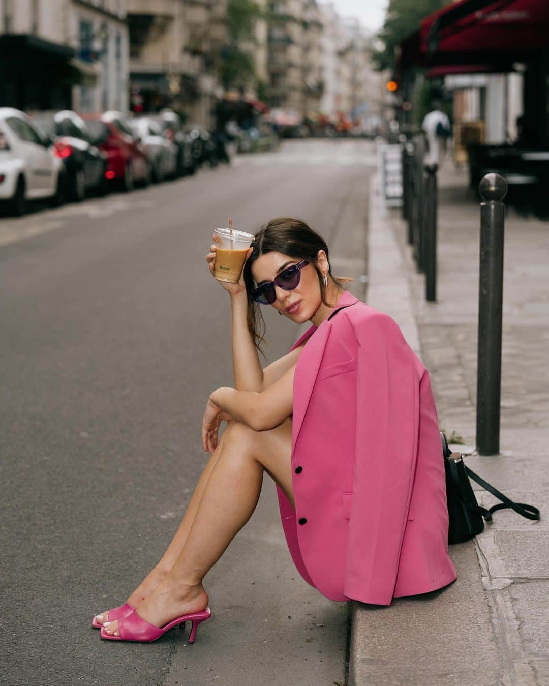 カールラガーフェルドさんのインスタグラム写真 - (カールラガーフェルドInstagram)「Pretty in pink and superb in sunglasses. @katie.one looks stunning in #KARLLAGERFELD shades.」7月2日 1時32分 - karllagerfeld