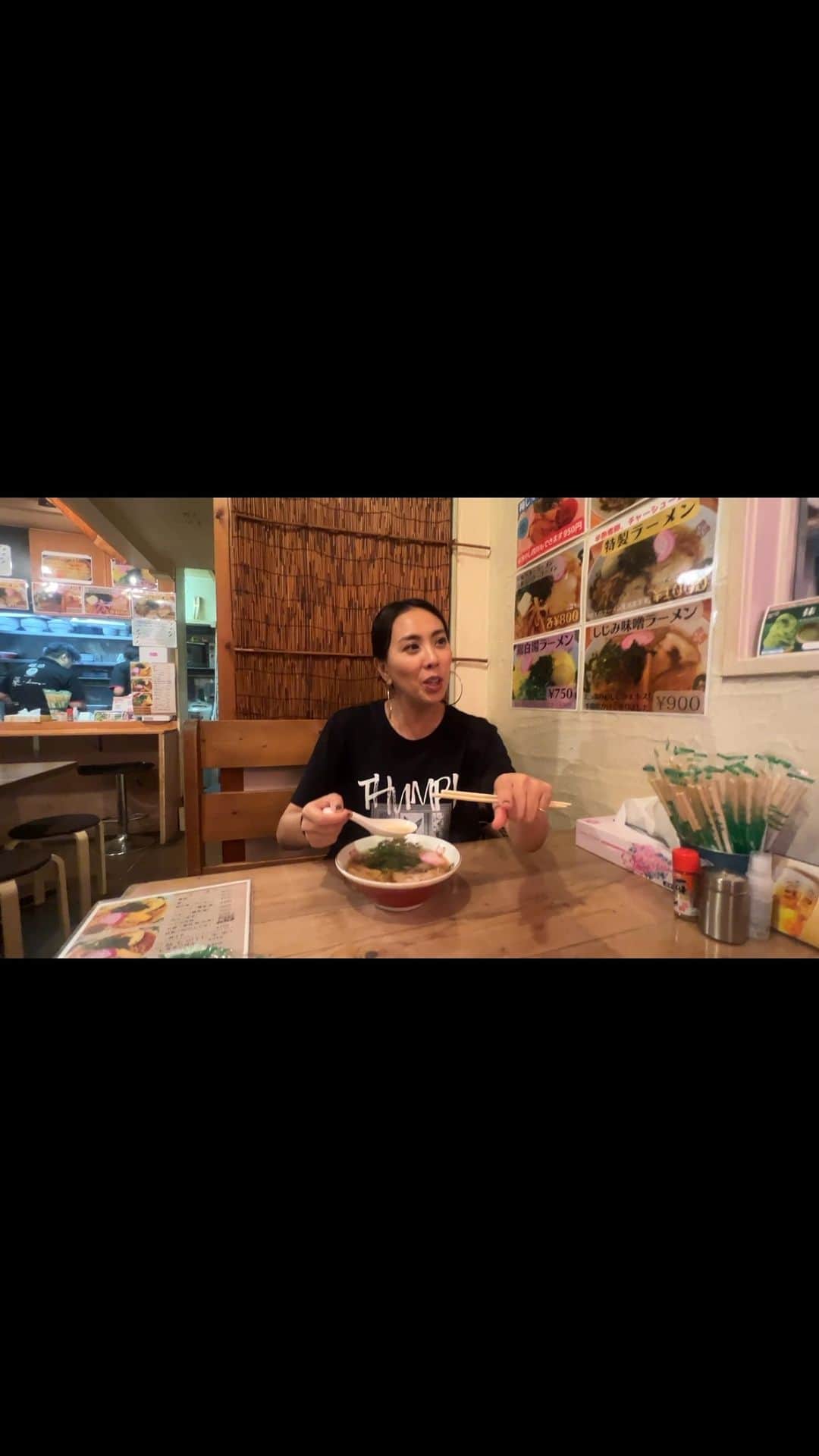 LOVEのインスタグラム：「Shimane Day 4  松江Canova お越しいただき誠にありがとうございました！！お客様もスタッフの皆さんも出演者の方々も、松江Canovaさんがいいジャンクションな証ですこと！  しかし最新アルバム持っていったの売り切れちゃうとか！すごい盛り上がりでありがたき🙏カホン二人セットからスリーピースまで幅のあるライブ、音響さんの対応力に心底感謝！お初ですが鳥取大学の学生、はやとon bass 明日もよろしくお願いします💪 はたくんふるさと巡り最終日、明日は石見銀山15時本番です！」