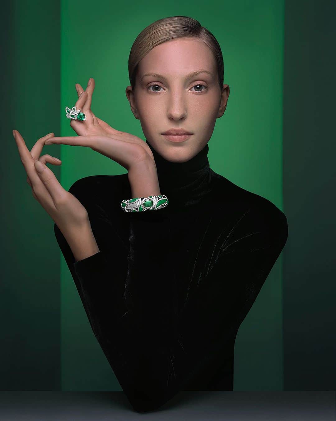 ピアジェさんのインスタグラム写真 - (ピアジェInstagram)「Foliatura is a celebration of emeralds surrounded in very special Piaget craftmanship from beloved ornamental stone.   Photographed by @brigitteniedermairstudio  Staring @ellarichardsr   #Piaget #MaisonOfExtraleganza #PiagetHighJewellery #Metaphoria #emeralds」7月2日 1時34分 - piaget