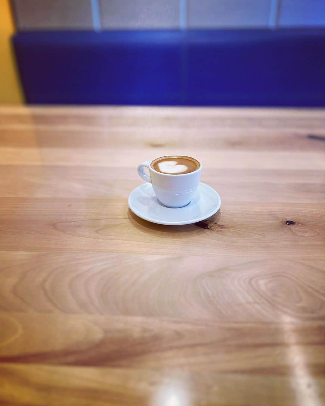 ラモーネ・モリスのインスタグラム：「👁️ ❤️☕️   Going to Greece & Italy this summer. Shoot me your favorite spots.」