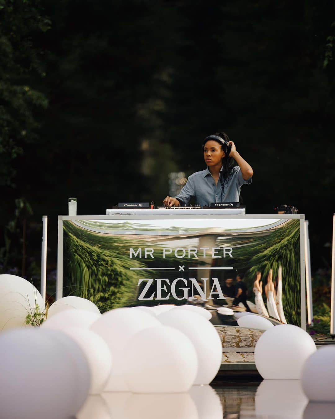MR PORTERさんのインスタグラム写真 - (MR PORTERInstagram)「@mrporter x @zegnaofficial in the Hamptons.  Guests including Global Triple Stitch™ Ambassador Kieran Culkin joined MR PORTER and ZEGNA at the LongHouse Reserve to celebrate MR PORTER’s Al Fresco! edit and the Italian label’s iconic Triple Stitch™ Luxury Leisurewear Shoe.  #MRPORTERSummerStories #MRPORTERxZegna #TripleStitch #ZEGNA  Guests pictured: @alisonloehnis @alessandrosartoriofficial @saintjhn  @tytaylor @corymichaelsmith @young_emperors @joeholder」7月2日 1時38分 - mrporter