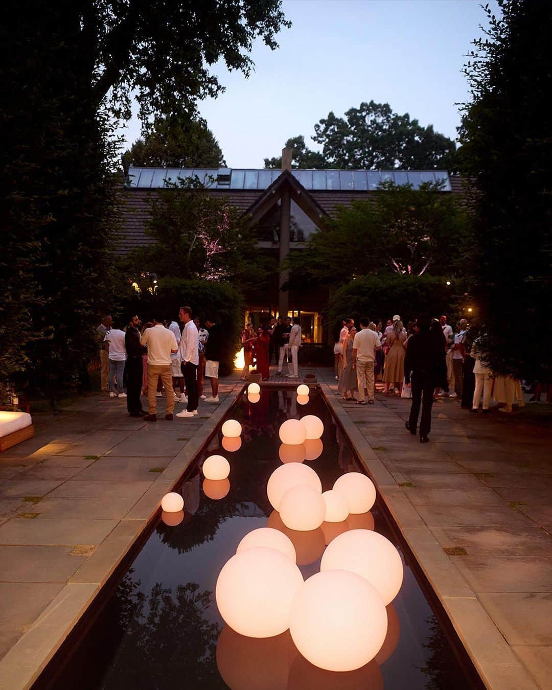 MR PORTERさんのインスタグラム写真 - (MR PORTERInstagram)「@mrporter x @zegnaofficial in the Hamptons.  Guests including Global Triple Stitch™ Ambassador Kieran Culkin joined MR PORTER and ZEGNA at the LongHouse Reserve to celebrate MR PORTER’s Al Fresco! edit and the Italian label’s iconic Triple Stitch™ Luxury Leisurewear Shoe.  #MRPORTERSummerStories #MRPORTERxZegna #TripleStitch #ZEGNA  Guests pictured: @alisonloehnis @alessandrosartoriofficial @saintjhn  @tytaylor @corymichaelsmith @young_emperors @joeholder」7月2日 1時38分 - mrporter