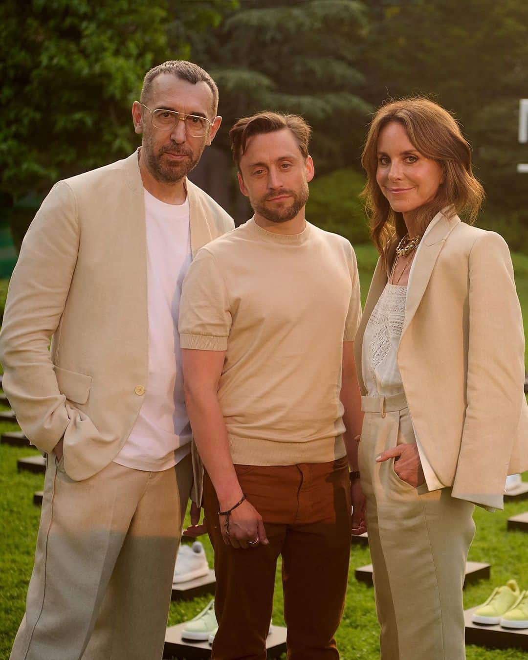 MR PORTERのインスタグラム：「@mrporter x @zegnaofficial in the Hamptons.  Guests including Global Triple Stitch™ Ambassador Kieran Culkin joined MR PORTER and ZEGNA at the LongHouse Reserve to celebrate MR PORTER’s Al Fresco! edit and the Italian label’s iconic Triple Stitch™ Luxury Leisurewear Shoe.  #MRPORTERSummerStories #MRPORTERxZegna #TripleStitch #ZEGNA  Guests pictured: @alisonloehnis @alessandrosartoriofficial @saintjhn  @tytaylor @corymichaelsmith @young_emperors @joeholder」