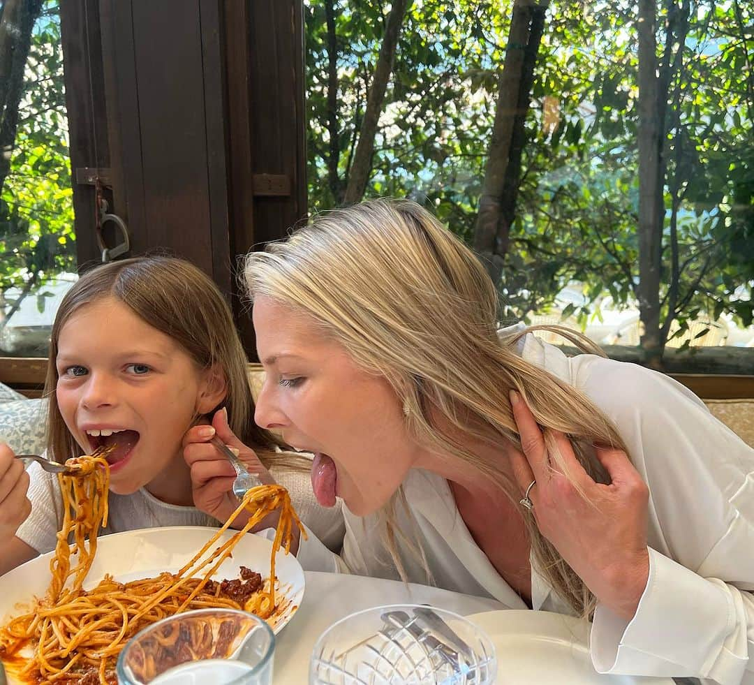 アリ・ラーターのインスタグラム：「48 hours in LA! ✈️ 🍝 ❤️」