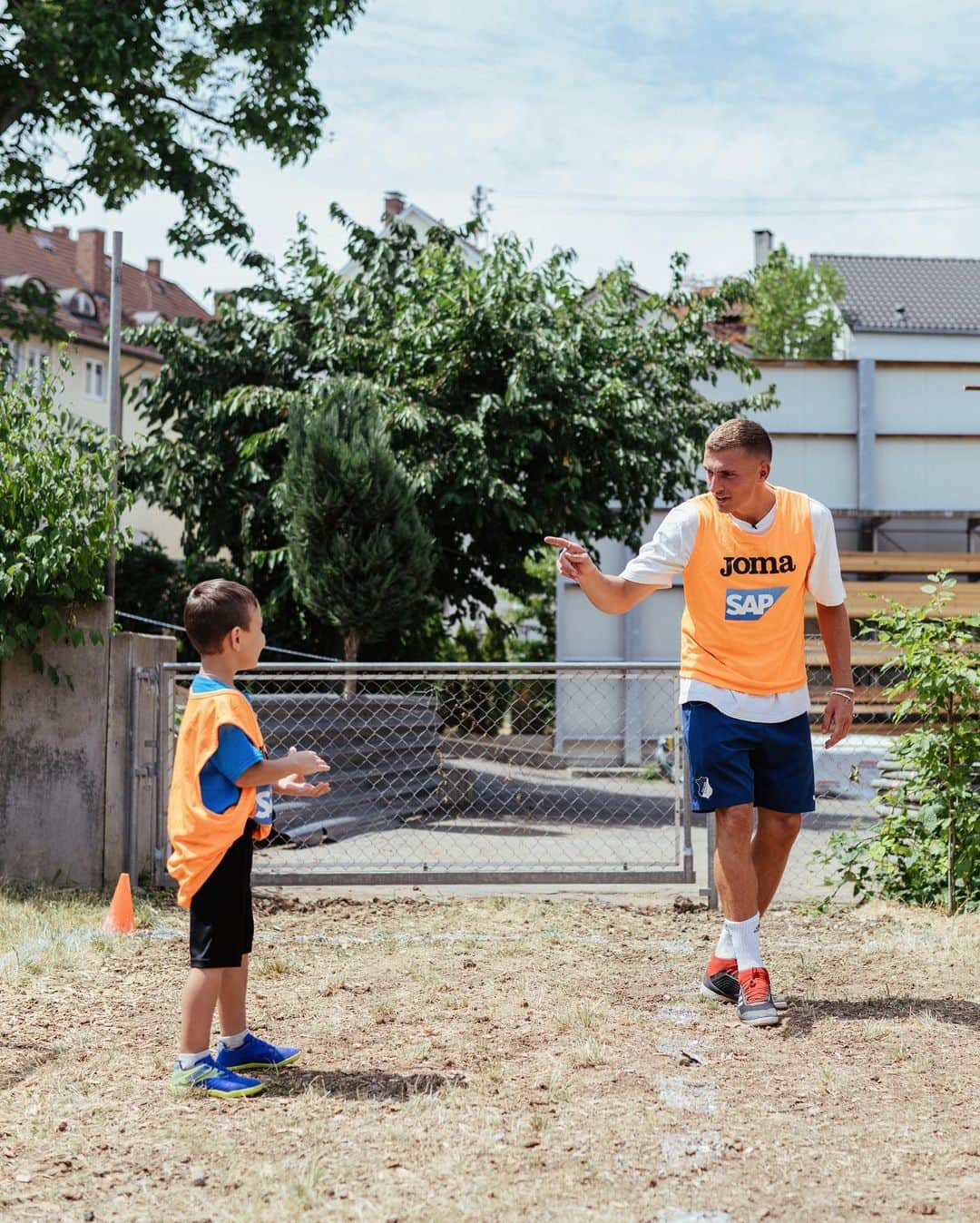 グリシャ・プレメルさんのインスタグラム写真 - (グリシャ・プレメルInstagram)「Es ist beeindruckend, was Agapedia über die Jahre aufgebaut hat und den Kindern bietet. Umso mehr freut es mich, eine so besondere Stiftung in meiner Heimatstadt Esslingen zu unterstützen und die Begeisterung der Kinder zu sehen.  📸: @robinvolland」7月2日 1時44分 - grischaproemel