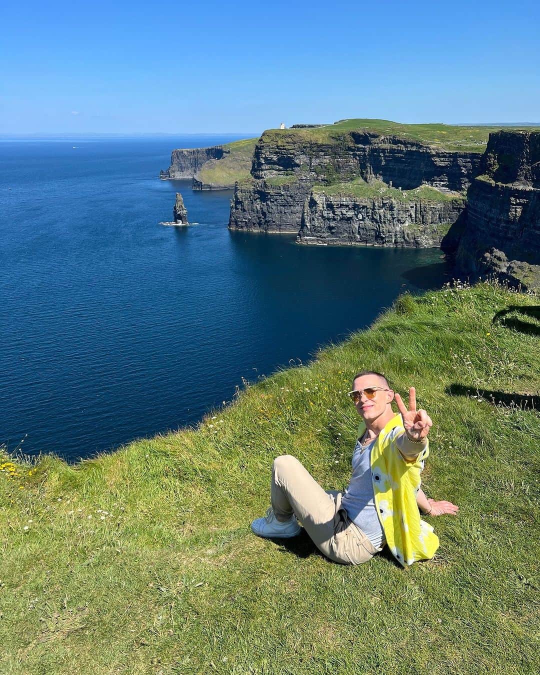 アダム・リッポンのインスタグラム：「I went for a hike」