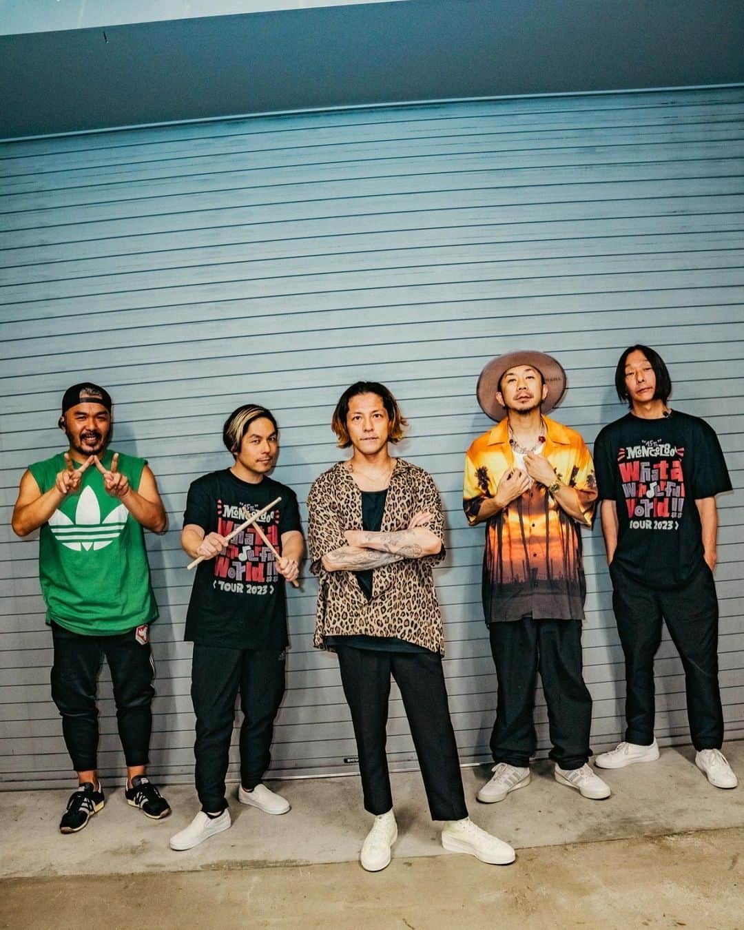 のインスタグラム：「. モンパチのツアー What a Wonderful World TOUR 2023  モンパチはホントピースだよね 実は我が家のリビングにはダンサーの 粒さんが描いた絵が飾ってあったる とても気に入って即買いしたんだ 嫁が俺を描いてるように 見える絵なんだよね（笑）  しかしあんなに密なZeppの客席を観たのは 何年振りだろうか… 最近はBONEZでパンパンの ライブハウスをまわってるけど Zeppでパンパンてのは コロナ禍以前ぶりだからね  やっと満員のZeppで声を出し ダイブが起きる景色を 見れるようになったのか…って 感情深いものがあったな  ここの会場は コロナ禍によくやったしね  それにしてもアンコールのKjイケてたわーw これもモンパチとの関係性ならでわなんだろうね ユーモアの器のある男の方が キメキメのやつよりカッコいい  さぁ、逆襲の時だ。  明日の京都大作戦も 今を全力で楽しもう！  photo @shot.row   @shuashimine   #dragonash #mongol800 ら」