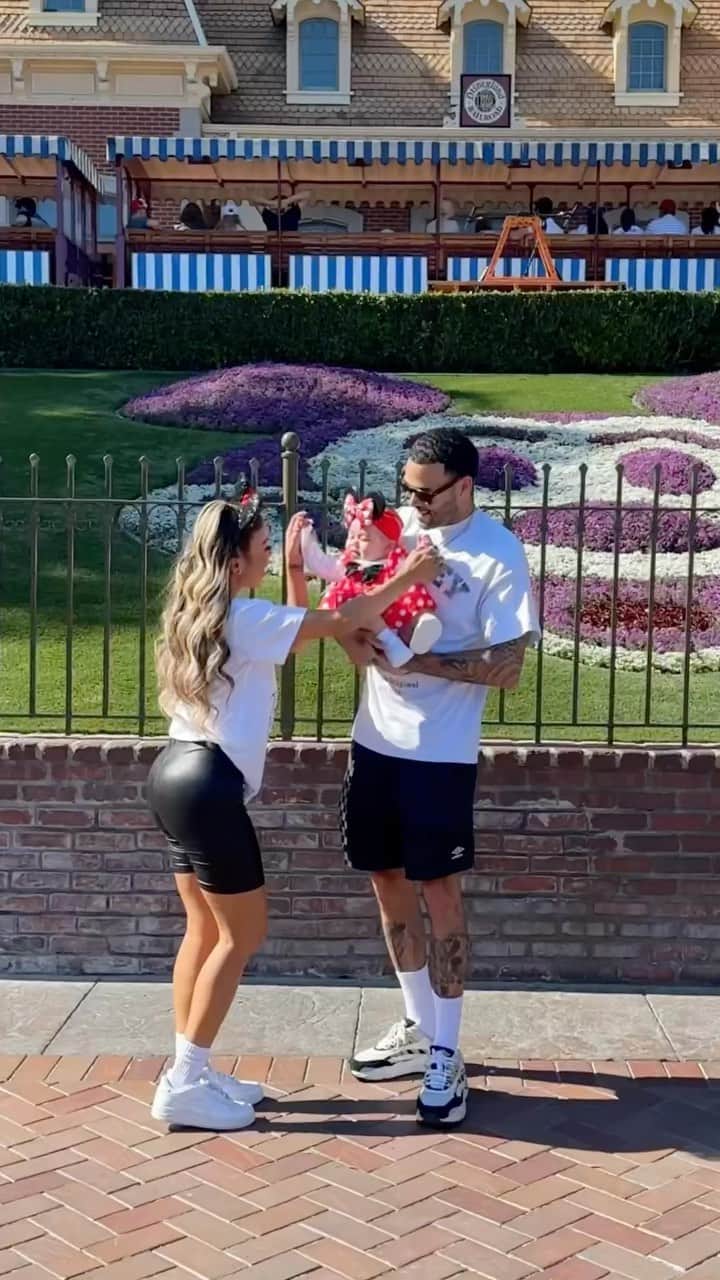 リアン Vのインスタグラム：「Took @zaiasky to @disneyland for the first time last week 🥰😍 We had a blast! ❤️🥹 @wearethebenjamins」