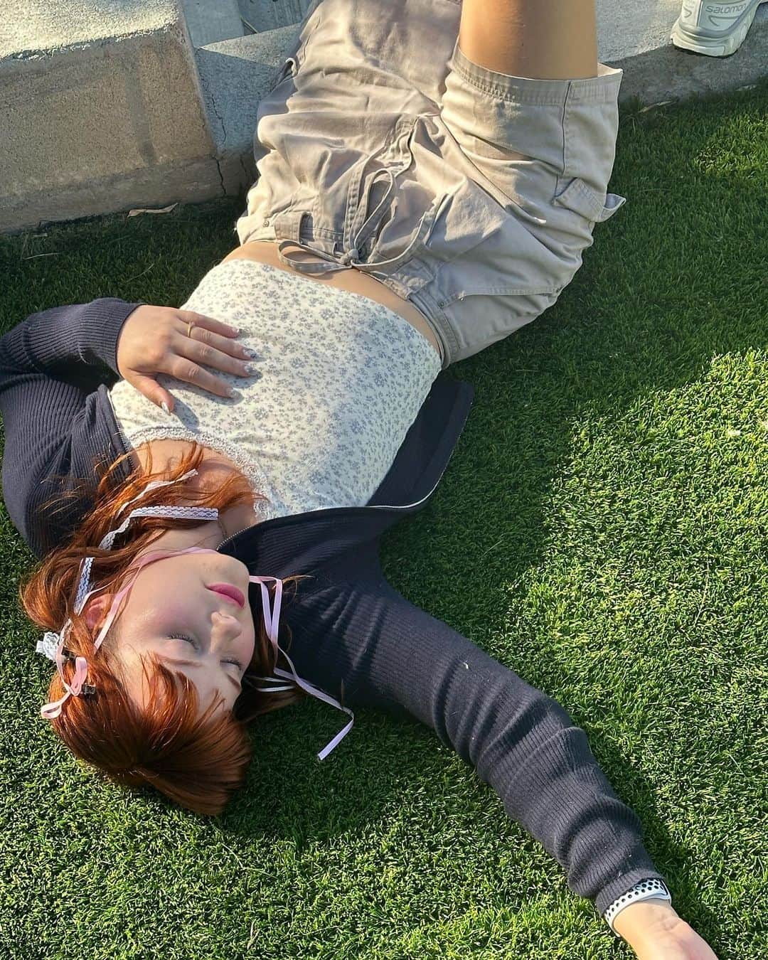 Arden Roseのインスタグラム：「Nappin in the sun with the kitties 😚💗」
