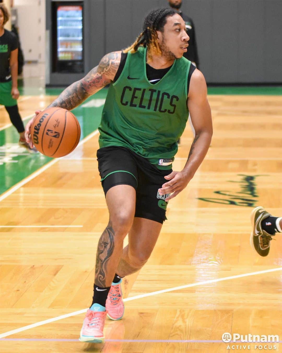 ボストン・セルティックスのインスタグラム：「summer hoops gettin’ started 💪🏽」