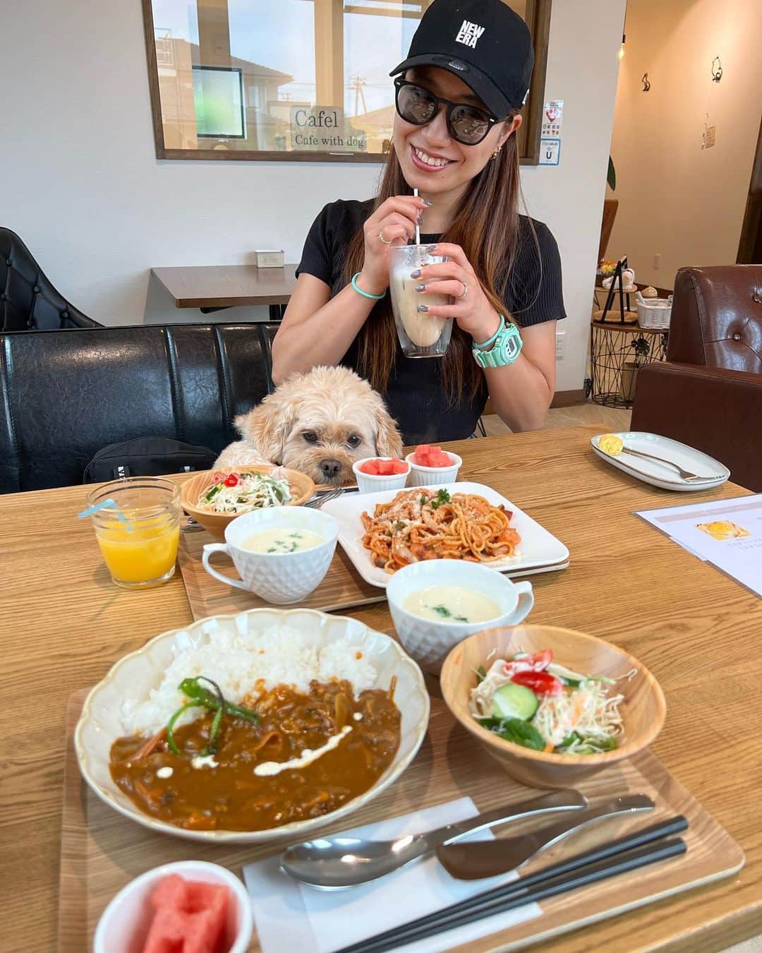 宮川杏奈のインスタグラム：「今日はInstagramを見て ずーっと気になっていた cafeへ🐶☕️ . @cafel.cafe  ニーゴと家族になってから Dog cafeを求めて市外へ出かけていた我が家には とてもありがたい場所にあって ワンコが気兼ねなく遊べて なんなら坊も遊べてw 今日みたいな雨の日でも行ける とても貴重な場所でした🙏🏻 . トトはごぼうのカレー🍛 うる坊はナポリタン🍝 ニーゴはローストビーフ🥩 それぞれ美味しくいただきました🤲🏻 . ところどころに『肉きゅうマーク』があったり サービスの🍉が🐩の形だったりと ワンコを飼っている者には たまらないサービスばかりでした❤️ . ニーゴはドッグランでランしない犬だけどw ドッグランも併設されていたので 今度はお天気の時にも行きたいです☀️ . 久しぶりにどストライクなcafeに出会えて テンション上がりました😘 . 可愛いフォトブースも沢山あったので モシャモシャニーゴじゃない時に 写真もリベンジしたい😇 楽しかった‼️」