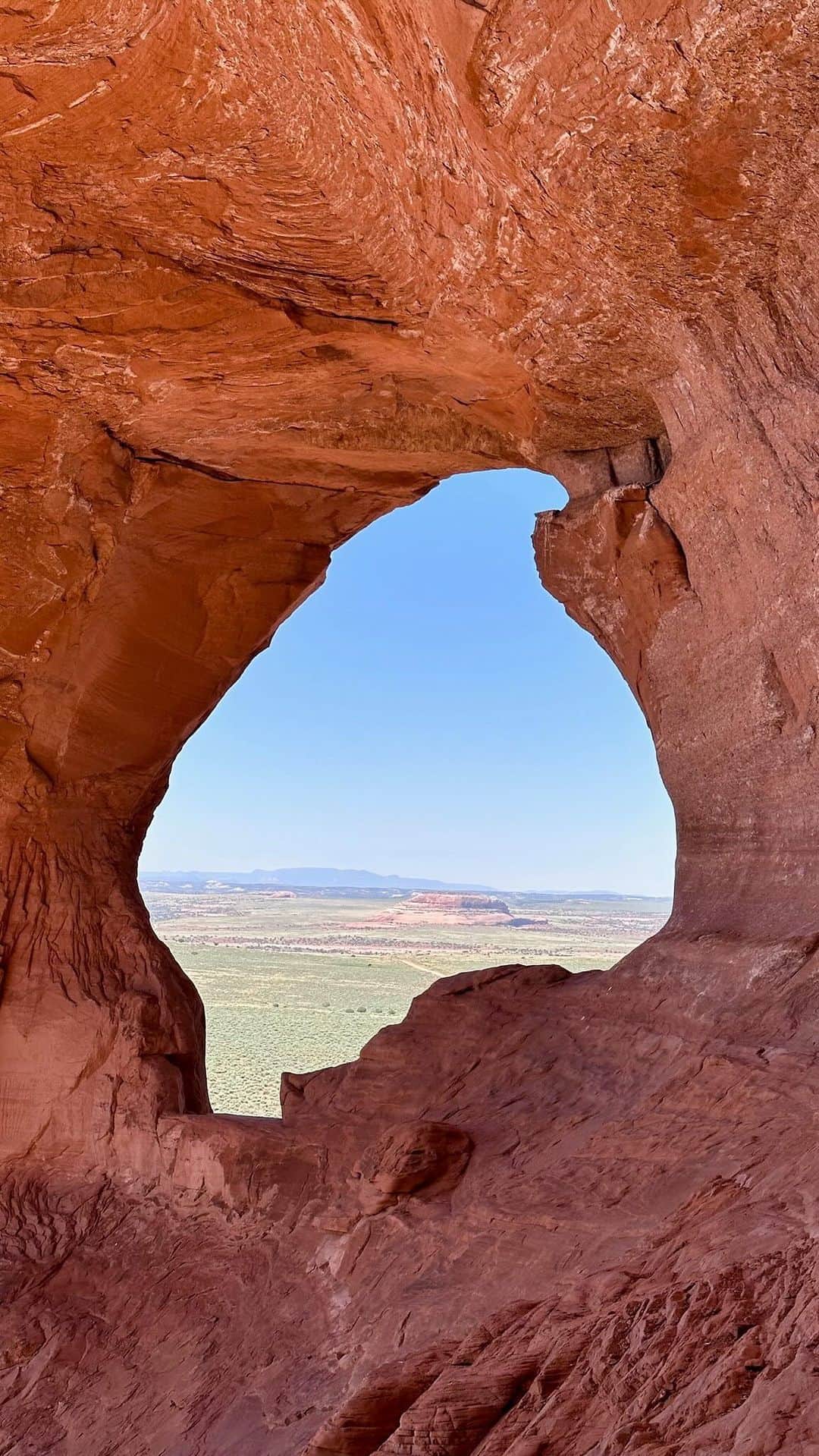 のインスタグラム：「We wanted to go camping for a while & heard about the @ulumresorts near Moab, Utah. It looked breathtaking online so we decided it would be our first summer getaway destination with our friends!   We flew from LAX -SLC. The flight was super easy ( under 2 hours ) but with snacks and an iPad, the kids did great.   We stopped at Chungas, a local Mexican spot in SLC. Highly recommend, get the steak tacos!   It took 4 hrs. to get from SLC to ULUM. Sonny got antsy with a million “are we there yets” but totally manageable.  We were greeted by the warmest faces and most refreshing sips of fresh hibiscus lemonade.  Our tent was gorgeous.  I don’t like this word but it was ultimate glamping Comfy beds Wood burning furnace  Toilets that flush  A hot rain shower Aesop toiletries  Plush towels  Soft robes   First day we got there, we swam, ate, made s’mores and ate delicious seasonal food. The fact that there is a full functioning kitchen in the middle of this wild is just so awesome.   We were EXHAUSTED and all slept til 8!    The next day we took a drive to the Colorado river for some river rafting!   The water was 50 degrees but the boys jumped in and loved every second. Pro tip: bring towels. I felt like a shit mom.    The property has three pools at different temperatures. A cold plunge, air temperature, and a hot tub. So amazing.   Since the three of us stayed in the tent together we listened to a sleep story on Calm and were all out in 10 min. There was a pullout couch for Sonny. He stayed in it 2 out of the 3 nights.    The next day, we hiked to the top of the Looking Glass Rock. I felt super stable in my Hoka’s and loved the camel back I got from Free People. We then hit up Moab, only 30 minutes away, for a major dune buggy adventure.   That night, Emily braided my hair as she usually does when we are on vacation together. I wish I knew how to french braid my own hair.   I drank one of the best margaritas I’ve ever had, made s’mores again with dark chocolate bark and passssssed out.   We hit the road at 10am the next day and walked in our front door by 7p.   I can’t think of a better place to get off the grid and be with loved ones for a weekend. #OutsideTogether」