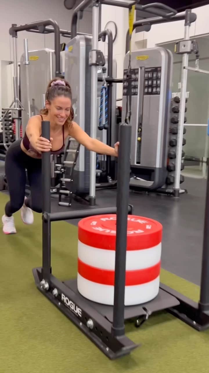 ジェシカ・ロウンズのインスタグラム：「Back home and back to @bettrbodies 💪🏻💦 Day 1/14 of their #twoweekshredchallenge #letsgo #happycanadaday」