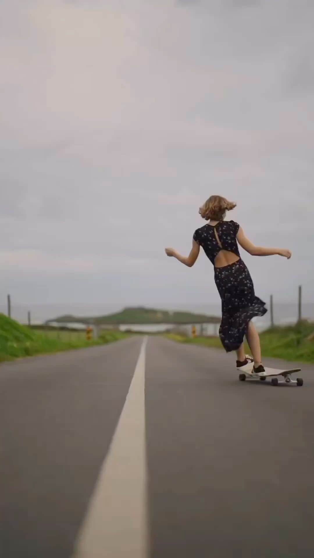 のインスタグラム：「Gliding I tot he weekend like…#saturday @valeriya_gogunskaya @cariuma @axel.massin @tonio1083 @longboardgirlscrew」