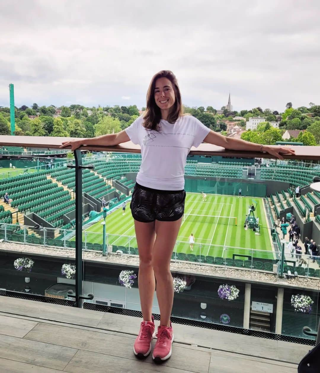 アリーゼ・コルネさんのインスタグラム写真 - (アリーゼ・コルネInstagram)「Casually chilling in the temple of tennis 🌱🍓🇬🇧」7月2日 2時52分 - alizecornet