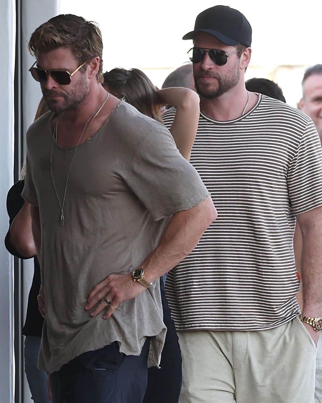 Just Jaredさんのインスタグラム写真 - (Just JaredInstagram)「Chris & Liam Hemsworth step out for dinner with Matt Damon while on vacation in Greece. #ChrisHemsworth #LiamHemsworth #MattDamon Photos: Backgrid」7月2日 2時44分 - justjared