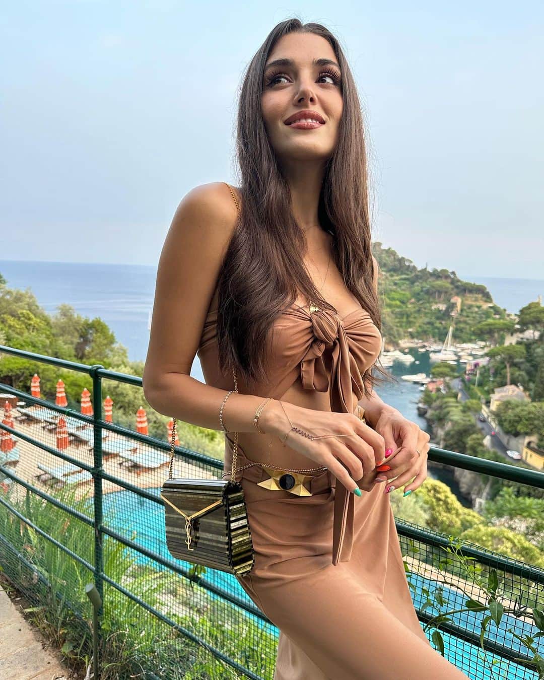 Hande Ercelのインスタグラム：「Paradise 🌼」