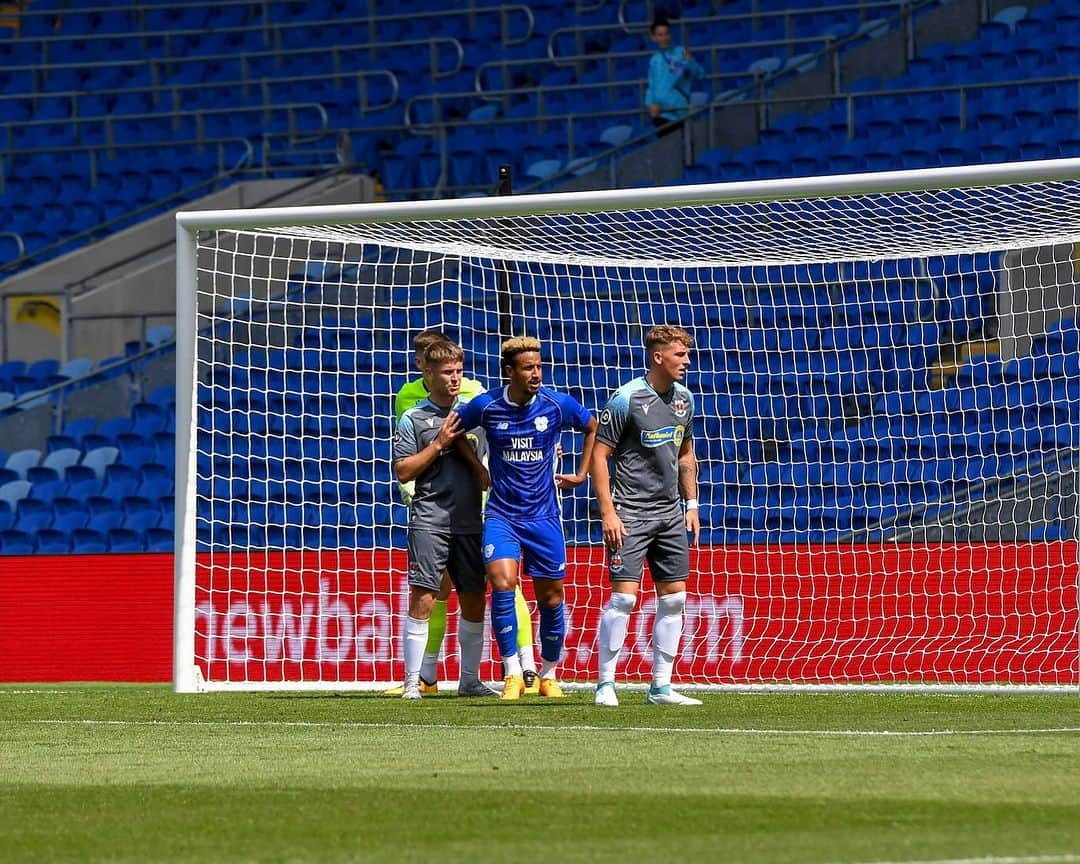 カラム・ロビンソンさんのインスタグラム写真 - (カラム・ロビンソンInstagram)「Felt so good to be back on the pitch today after a long 5 months out 🙌🏽💙 #CardiffCity」7月2日 3時00分 - callumrobinson7