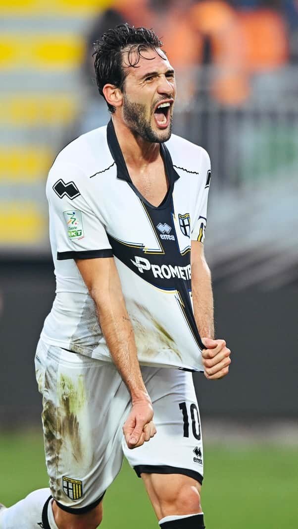 フランコ・バスケスのインスタグラム：「Non volevo che la mia ultima immagine con la maglia dal Parma fosse con lacrime negli occhi per non aver raggiunto il obbiettivo che questa citta e i tifosi meritano, ma purtroppo la società ha fatto un’altra scelta.   Me ne vado tranquillo sapendo che in questi due anni ho dato tutto me stesso. Voglio ringraziarvi tutti, io e la mia famiglia siamo stati benissimo. Questa città rimarrà sempre nel nostro cuore perché è qui che è nato mio figlio.   Vi auguro il meglio per il futuro e spero di rivedervi presto.   Un abbraccio grande e forza Parma 💛💙  - Franco  Credits: 📹 @legab e @parmacalcio1913」