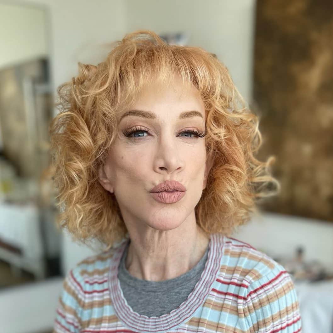キャシー・グリフィンのインスタグラム：「Unfiltered, unretouched! Just some damn fine #makeup by @blushandbone」