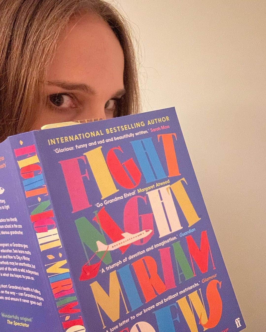 ナタリー・ポートマンのインスタグラム：「A birthday gift from my parents and our July book pick, Miriam Toews's Fight Night is told from the voice of Swiv, a rebellious nine-year-old living in Toronto with her pregnant mother — who is raising Swiv while also caring for her own lively mother. I can’t wait to dive in and discuss with you all soon. #JulyBookPick @natsbookclub」