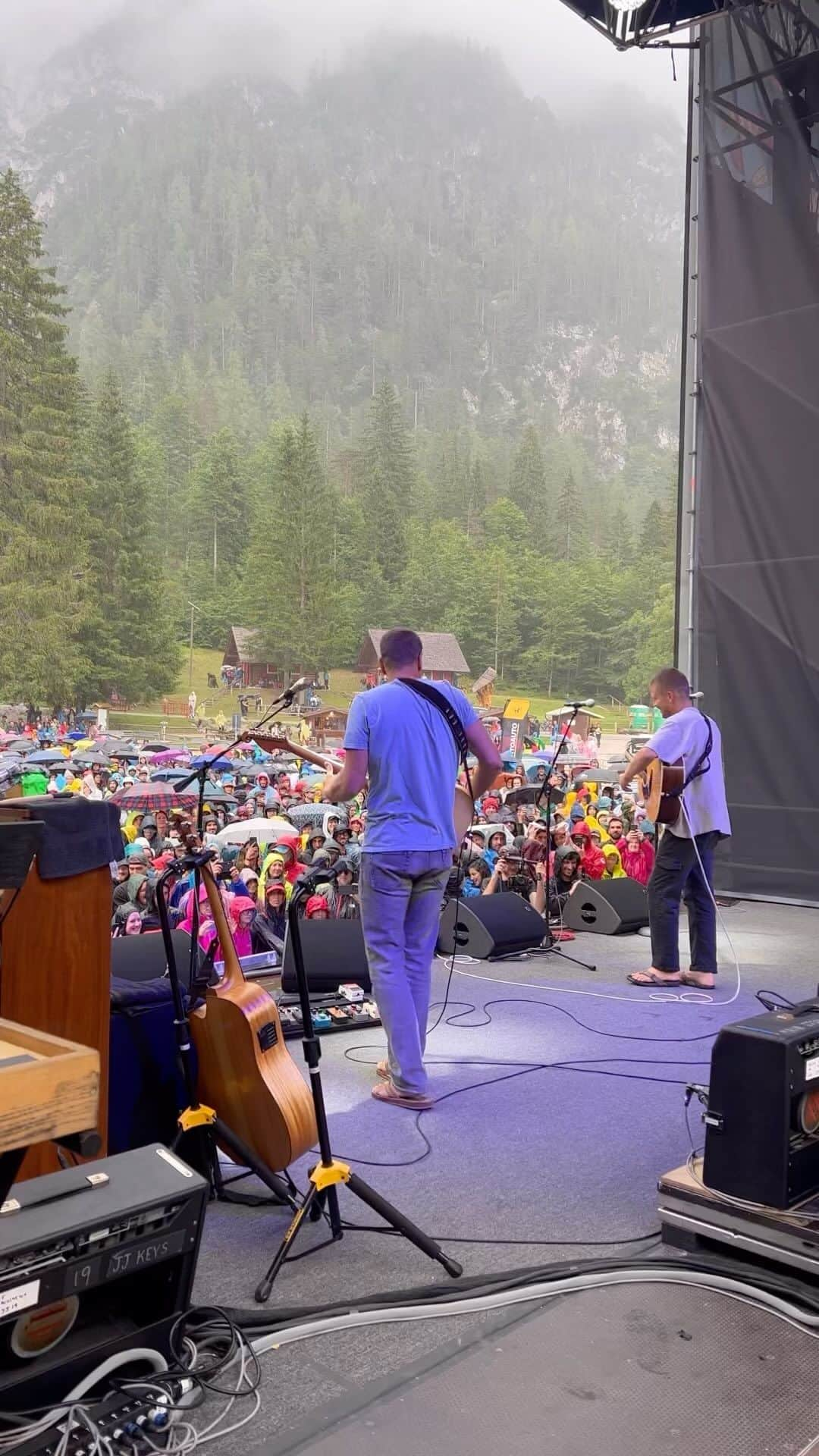 ジャック・ジョンソンのインスタグラム：「Fun couple of shows with @ziggyalberts. Grazie to everyone for such a beautiful rainy afternoon, lakeside in Tarvisio, Italy • #meetthemoonlight」