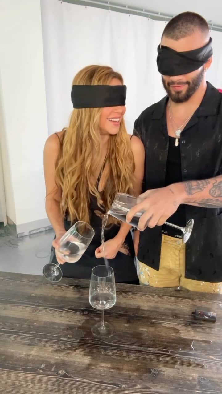 シャキーラのインスタグラム：「Vamos a jugar a lléname la copa… La #CopaVacia 🍸」