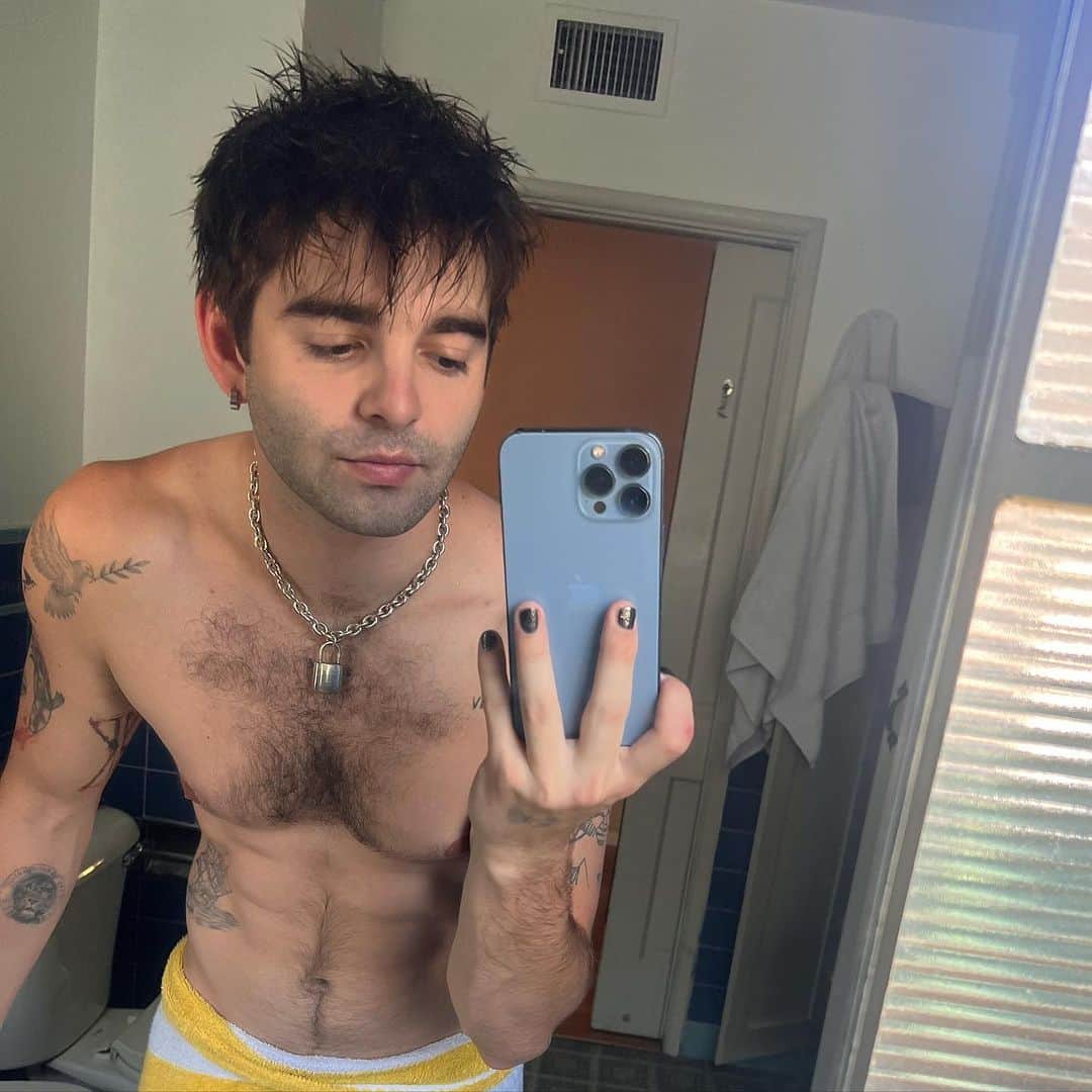 ジャック・グリフォーのインスタグラム：「JUST A KID BARON SHOW DAY 💋」