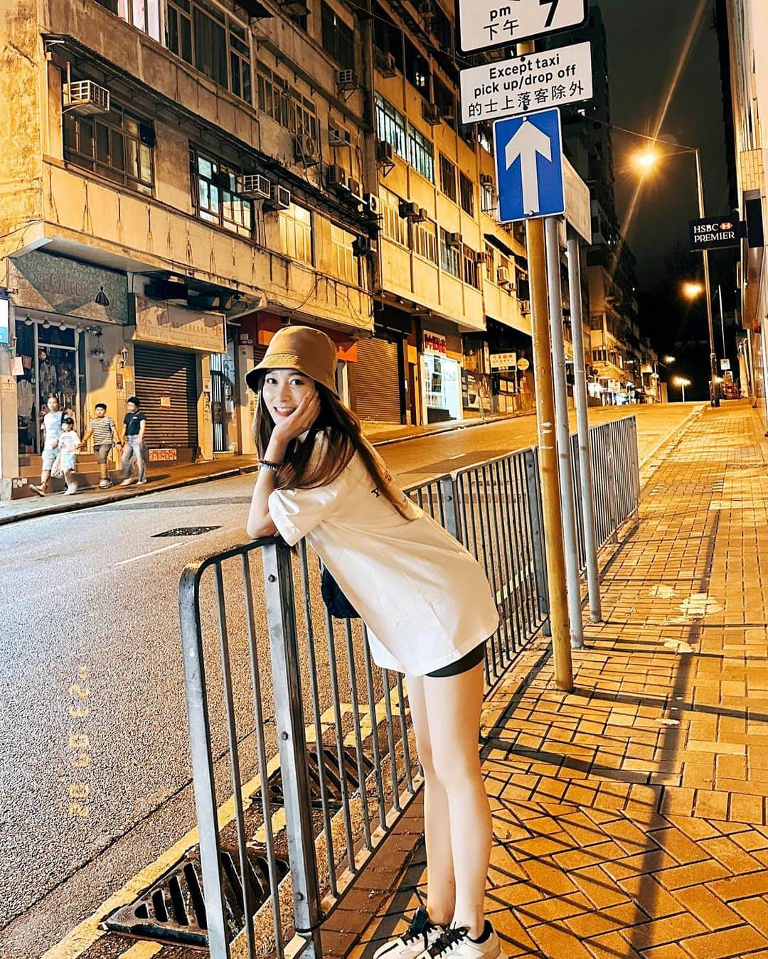 篠崎泫さんのインスタグラム写真 - (篠崎泫Instagram)「Hello Hong Kong‘٩꒰｡•◡•｡꒱۶’ 哈囉 深夜の香港  上一次來已經是六七年前的事了 想念這裡的食物了🐷 於是再累都出來覓食  多少人醒著？ 香港晚安。 - Top & Legging @yuyu_active  #我姓篠崎單名泫不能叫崎泫 #香港 #hongkong」7月2日 4時22分 - hsyan0625