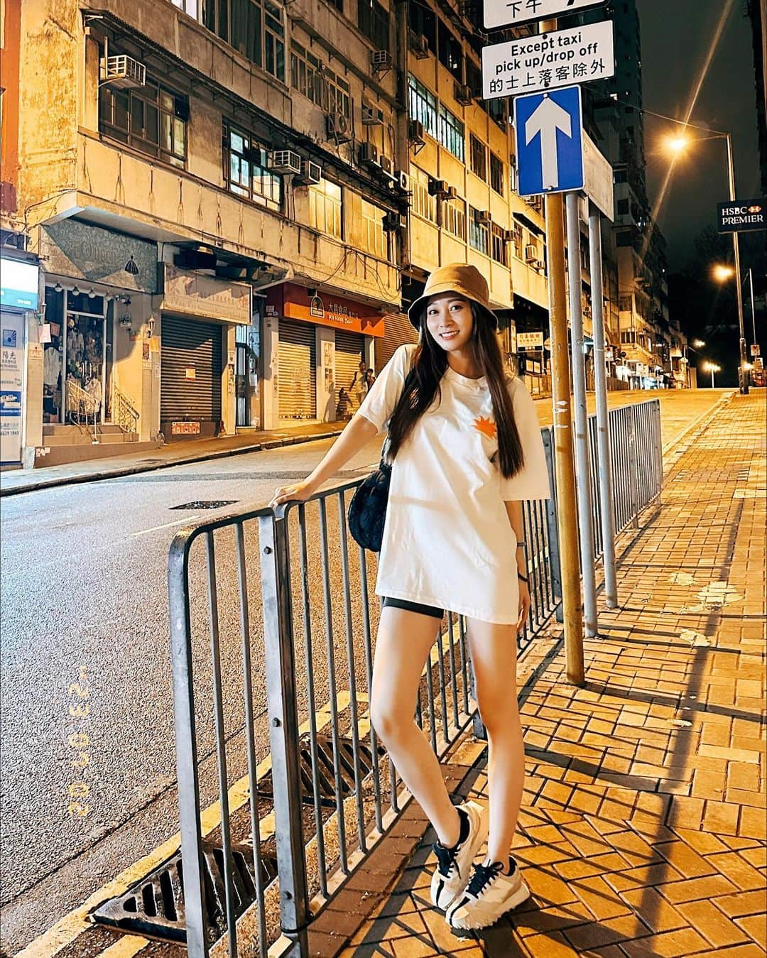 篠崎泫さんのインスタグラム写真 - (篠崎泫Instagram)「Hello Hong Kong‘٩꒰｡•◡•｡꒱۶’ 哈囉 深夜の香港  上一次來已經是六七年前的事了 想念這裡的食物了🐷 於是再累都出來覓食  多少人醒著？ 香港晚安。 - Top & Legging @yuyu_active  #我姓篠崎單名泫不能叫崎泫 #香港 #hongkong」7月2日 4時22分 - hsyan0625