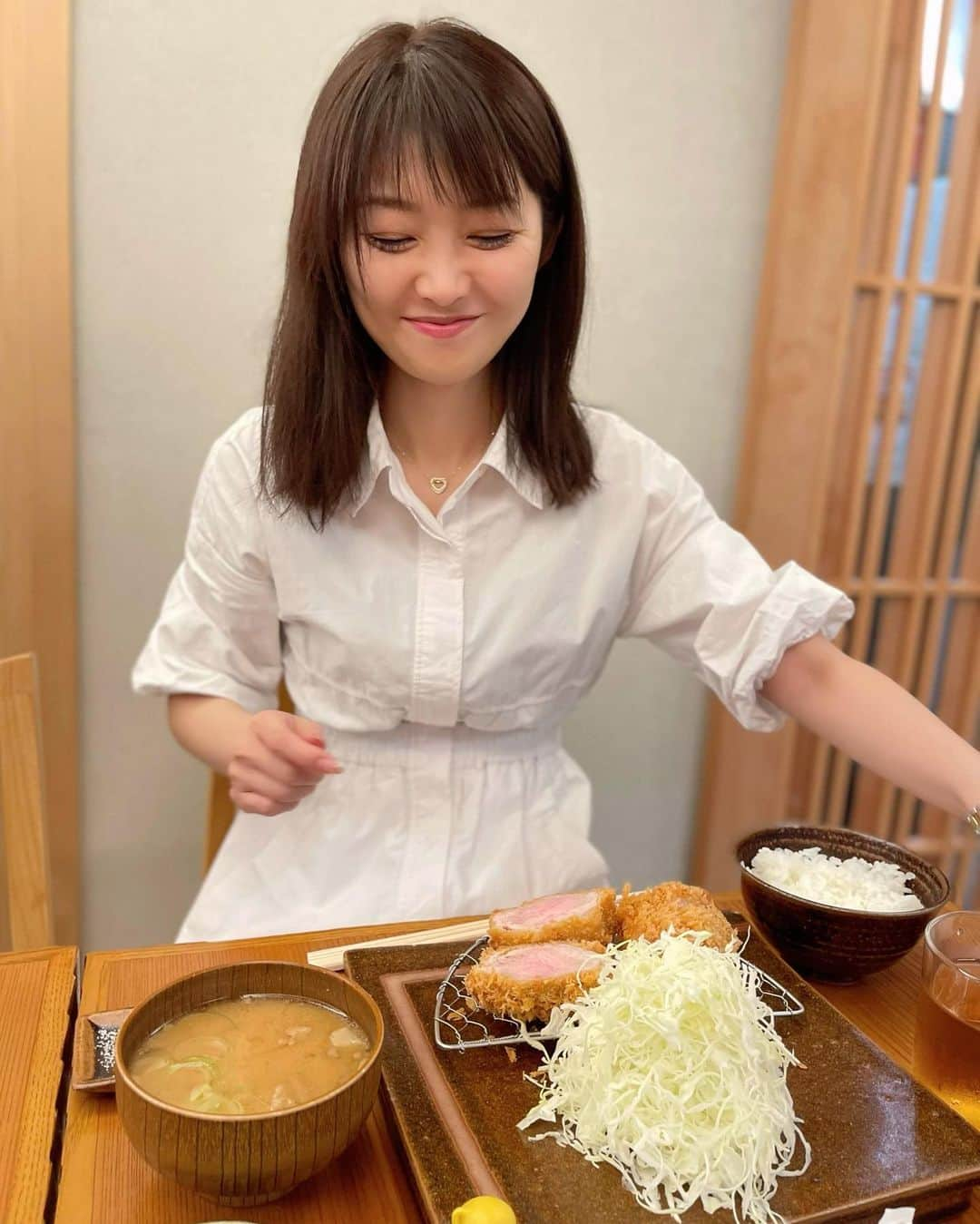 織田千穂さんのインスタグラム写真 - (織田千穂Instagram)「まさかあのとみた🍜が とんかつ屋さんもしてくれるなんて♡ 美味しかったー！ * 5月のスペオフレポ まだ出来ていないですが、、、 ディナー🍽️は ちょっと千葉県に立ち寄って 久し振りにとんかつ百名店へ♡ * 現在やっと62店舗制覇🏬 あと38店舗…w  #とんかつとみた #中華蕎麦とみ田 #とんかつ百名店 #とんかつ #松戸ランチ #松戸ディナー #松戸グルメ #カチュチャ #百名店巡り」7月2日 4時31分 - chihoda