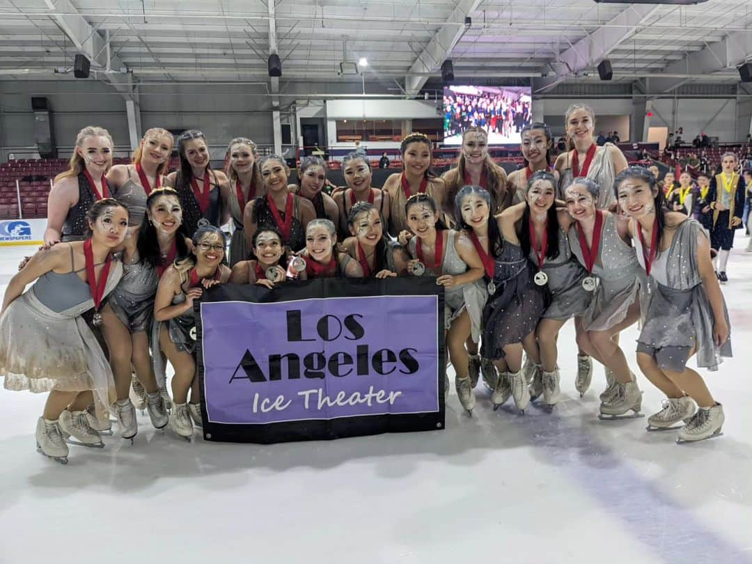 ベアトリサ・リャンのインスタグラム：「What. A. Season.   I cannot be more grateful for this team--this team that allows me to travel the world and to bring my visions to life. So proud of these girls, their passion for skating, and their personal growth. Thank you.   💜🖤💜🖤  @laicetheater」