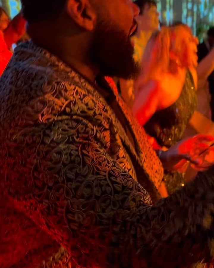 フェイス・エヴァンスのインスタグラム：「Ayyyeeee!!! 1st slide: Bro @raekwon stood in for bro @carlthomasnow  2nd slide: my twin-boo @bellaneri3 gettin it in on da floor」