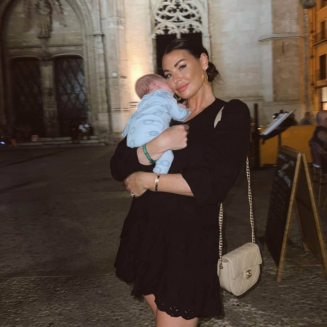 Jessica Wrightさんのインスタグラム写真 - (Jessica WrightInstagram)「When you see that first drink coming…🍹 walking into this square in Palma with my boy was a special moment. Not to mention snuggles with my angel nephew Dustin too. ( Behind the scenes we didn’t get to eat our dinner because Presley was refusing to sleep & desperately needed to but it’s all fun & games 🤪)」7月2日 4時39分 - jesswright77