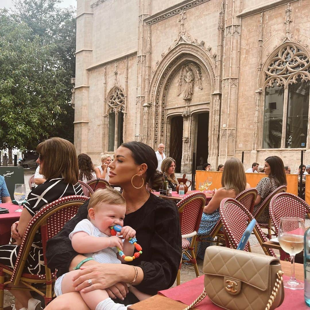 Jessica Wrightのインスタグラム：「When you see that first drink coming…🍹 walking into this square in Palma with my boy was a special moment. Not to mention snuggles with my angel nephew Dustin too. ( Behind the scenes we didn’t get to eat our dinner because Presley was refusing to sleep & desperately needed to but it’s all fun & games 🤪)」