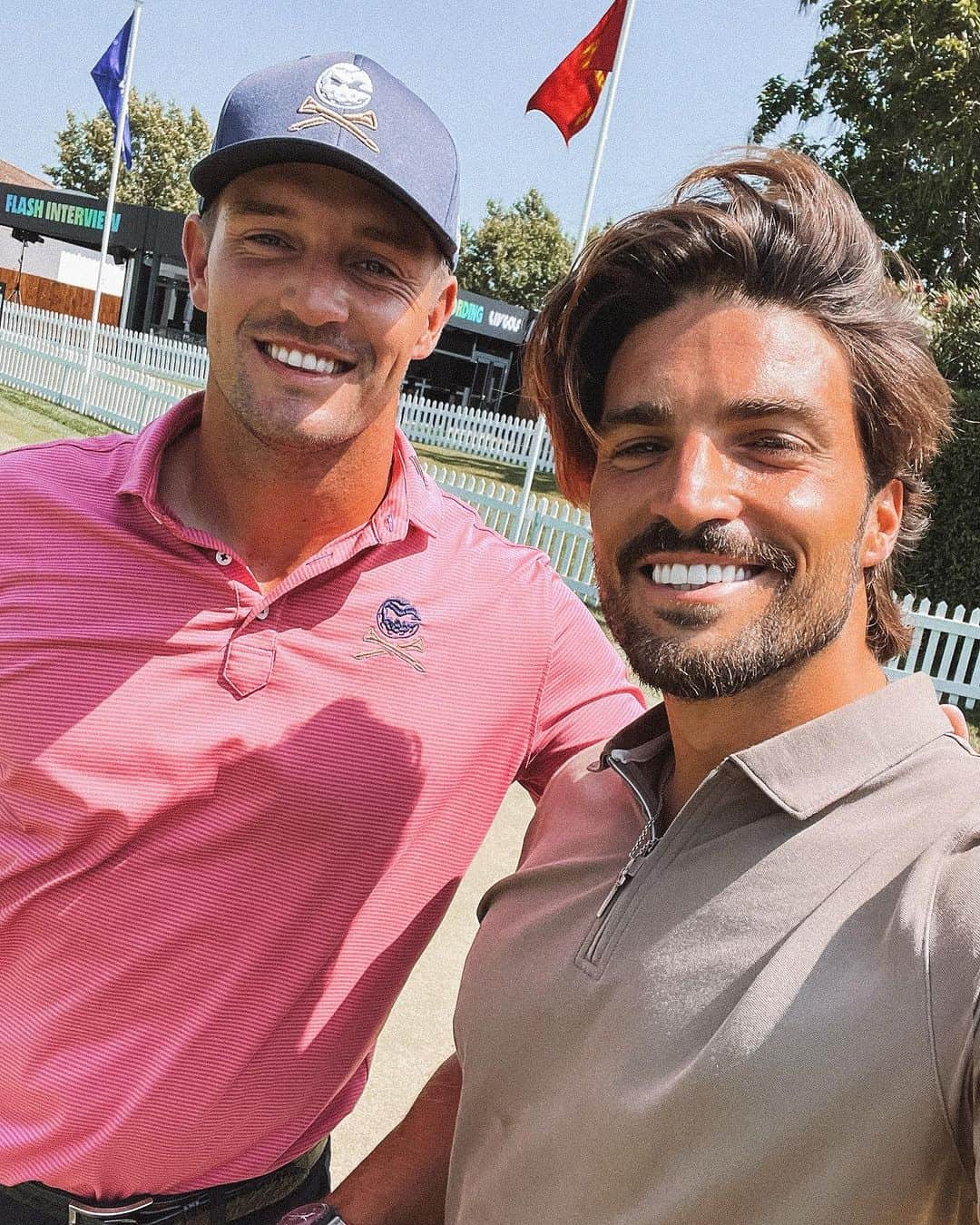 Mariano Di Vaioのインスタグラム：「What a fun experience at @livgolf_league 🙌🏽  First goal was to make Lion happy and have his favorite Cap signed by his Golf idols and they’ve all been EXTREMELY nice !  @nathanleonedivaio reaction to his hat signatures was heartwarming !  Secondly Playing 18 goles of Good Golf at @realclubvalderrama was just something special !」