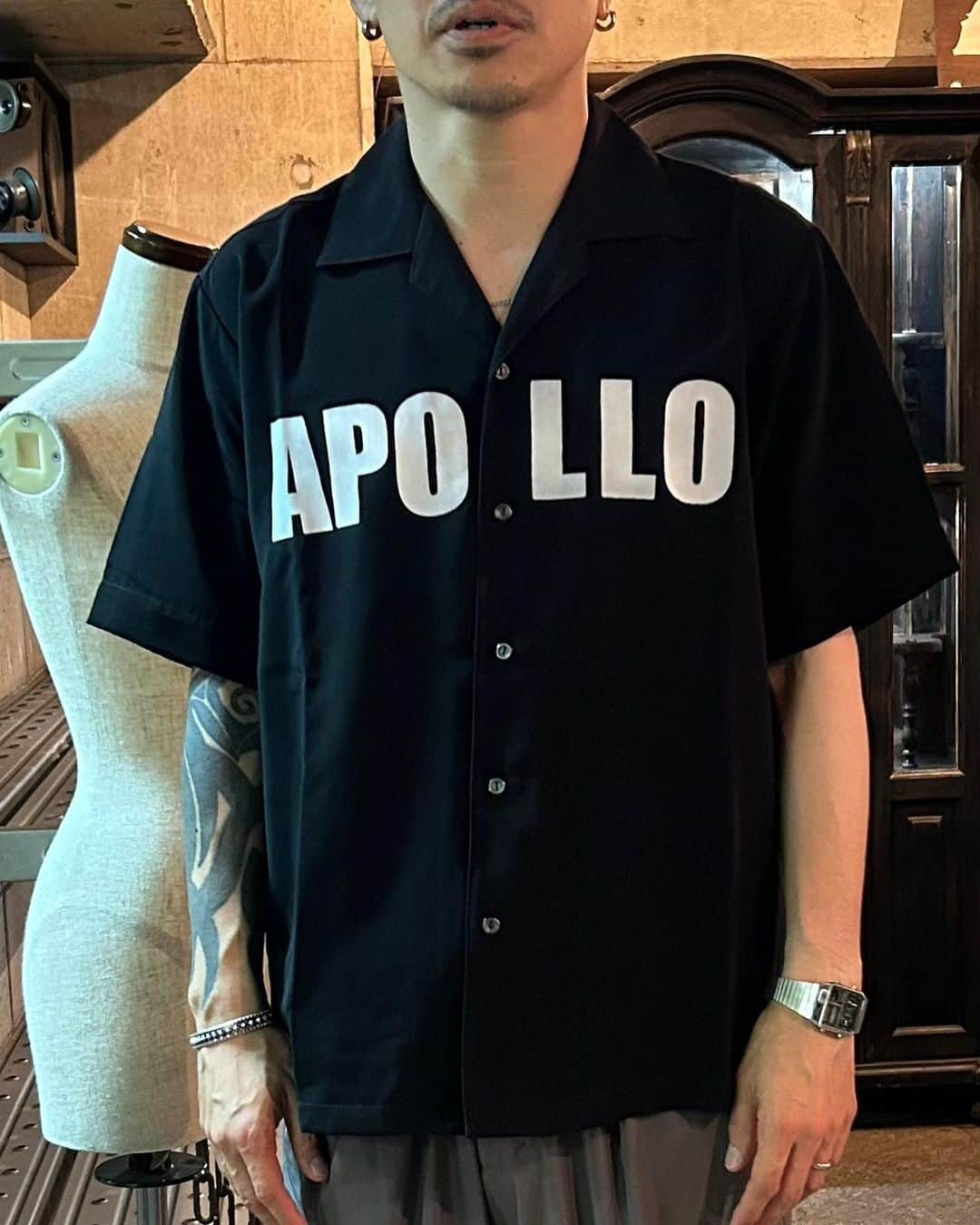 Ju-kenのインスタグラム：「✨New Items✨  最近ライブに来てくれた方はご存知かと思いますが、、、 APOLLOロゴのオープンカラーシャツとトラックジャケットがいつものリンクから通販されます！😆  近々、アップ予定ですので、ぜひ！💜  #Apollo #コラボアイテム #Yoichiro #オープンカラーシャツ #トラックジャケット」