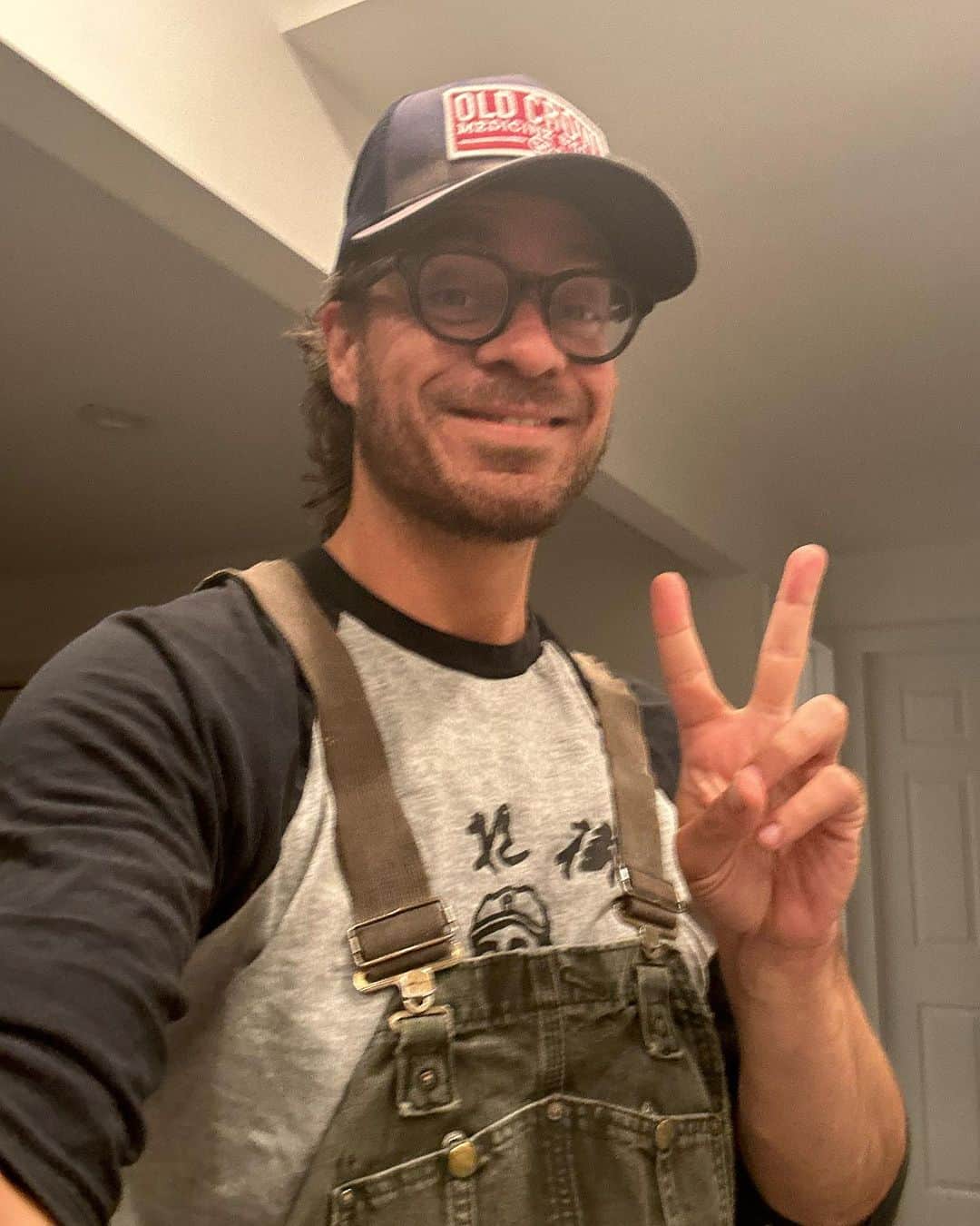 エイモス・リーのインスタグラム：「Happy Saturday. from one blurry phone to you.」