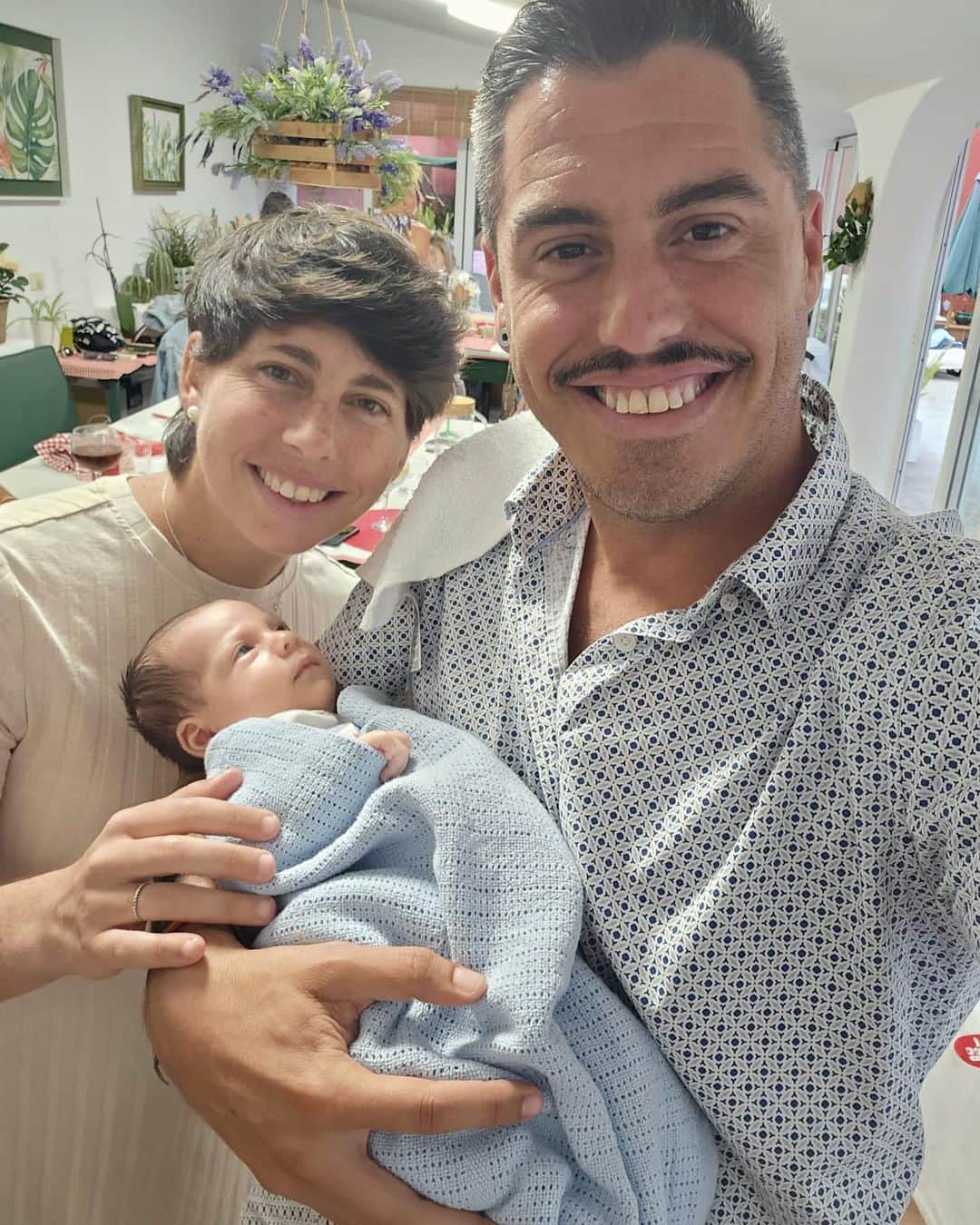 カルラ・スアレス・ナバロのインスタグラム：「Alguien que te mire como Noa mira a su tío @elboca 🥰😍 ❤️❤️❤️❤️❤️❤️❤️❤️❤️」