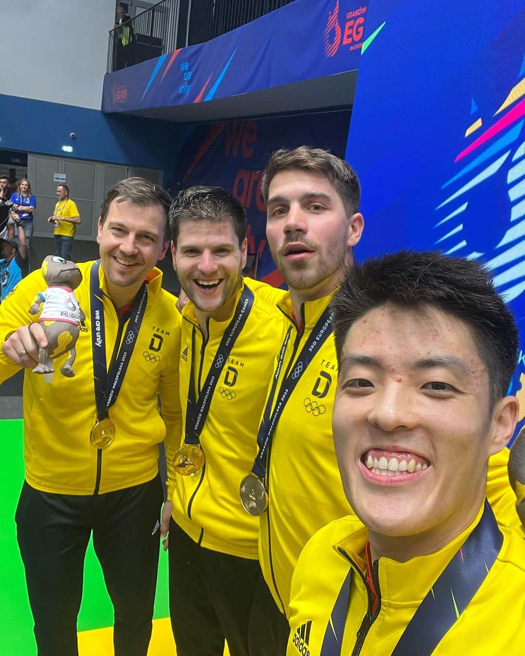 ドミトリ・オフチャロフのインスタグラム：「Proud of to this amazing Team 🙏」