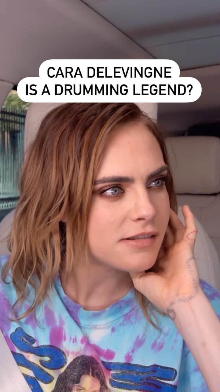 カーラ・デルヴィーニュのインスタグラム：「@caradelevingne rocks the kit for @alanis in their #CarpoolKaraoke — streaming now on @appletv+!」