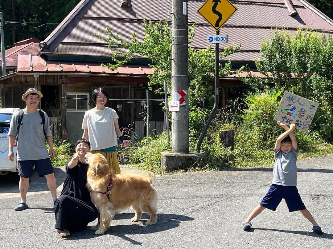 ほのら Kittyさんのインスタグラム写真 - (ほのら KittyInstagram)「「永源寺が好きなんです」って言って遊びにきてくれた中村家族、旅人第2号👪息子さんはやっぱり川を見たら一目散に水遊び！😂御池川は子供の水遊びには最高やなぁ。。🙃#青空図書館　7/23日そんな風に遊んでくれる子たちがきてくれますように🙏  息子さんも青空図書館の本をのぞいてはさっそく「ウォーリーを探せ」を持って帰る！！と😂フライイングですが古本持って帰ってくれてありがとう☺️🤭  #箕川町 #地域おこし協力隊 #滋賀県 #東近江市」7月2日 16時43分 - honoranlan1118_