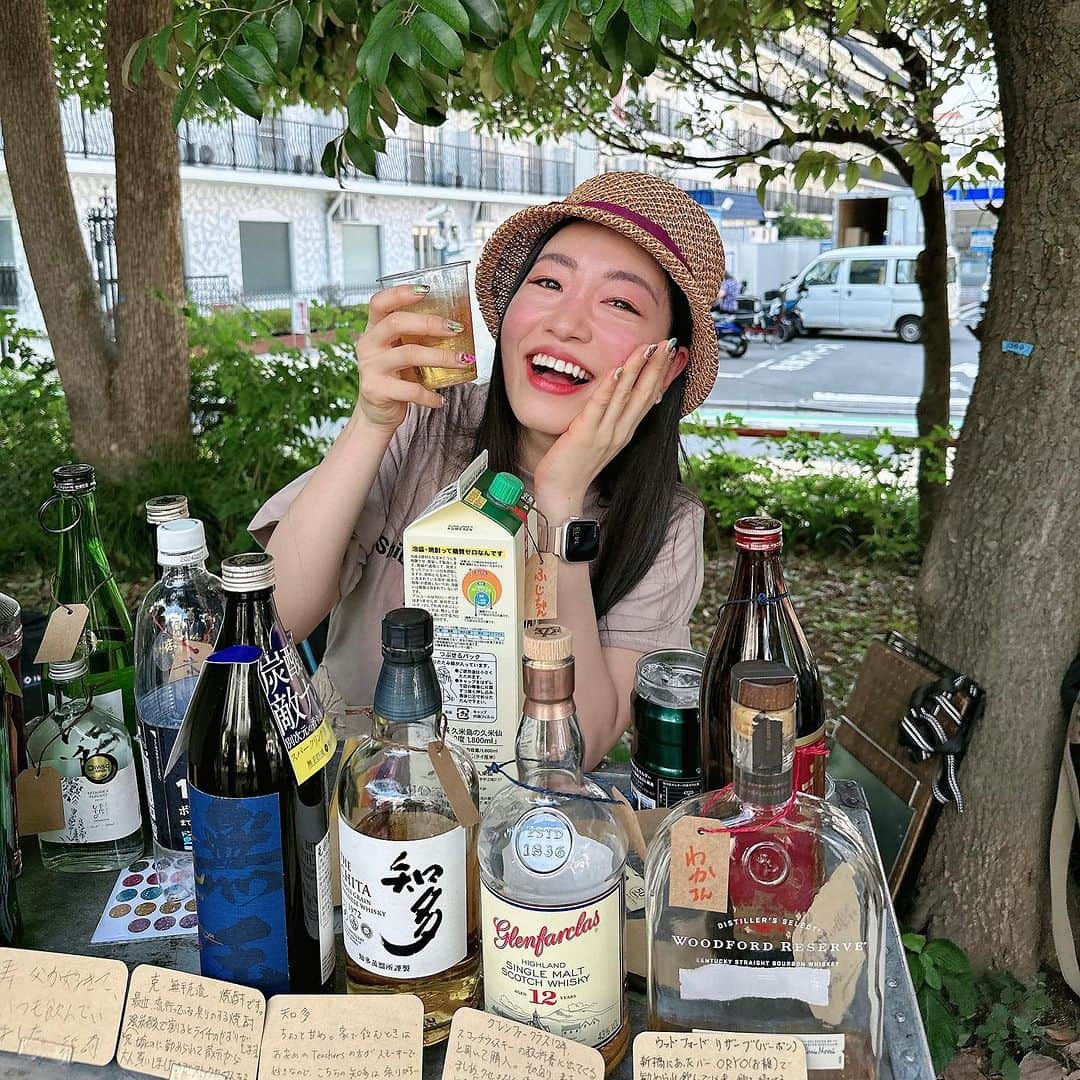 桜雪さんのインスタグラム写真 - (桜雪Instagram)「渋谷区でのご近所さんとのつながりをつくるための仕掛け、 おとなりサンデー！  今日は幡ヶ谷の緑道で家で眠ってる飲みかけのウイスキー持ちより会をしてました。  晴れた日に外で飲むウイスキーは至高です。(すぐ顔赤くなる)  こんな風に地域のみんなが集まれる場所があって、 最近引っ越してきたって人と話したり、昔から住んでるおじいちゃんと話したり、 ラフに繋がれる場所があるって最高じゃないですか…？  #幡ヶ谷緑道 #まちいく探検隊 #388farmβ #ササハタハツ #笹塚 #幡ヶ谷 #西原 #玉川上水旧水路緑道 #おとなりサンデー #ウイスキー女子」7月2日 16時43分 - yuki_12hsm