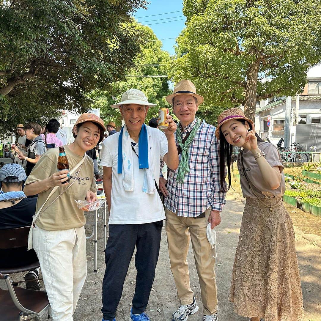桜雪さんのインスタグラム写真 - (桜雪Instagram)「渋谷区でのご近所さんとのつながりをつくるための仕掛け、 おとなりサンデー！  今日は幡ヶ谷の緑道で家で眠ってる飲みかけのウイスキー持ちより会をしてました。  晴れた日に外で飲むウイスキーは至高です。(すぐ顔赤くなる)  こんな風に地域のみんなが集まれる場所があって、 最近引っ越してきたって人と話したり、昔から住んでるおじいちゃんと話したり、 ラフに繋がれる場所があるって最高じゃないですか…？  #幡ヶ谷緑道 #まちいく探検隊 #388farmβ #ササハタハツ #笹塚 #幡ヶ谷 #西原 #玉川上水旧水路緑道 #おとなりサンデー #ウイスキー女子」7月2日 16時43分 - yuki_12hsm